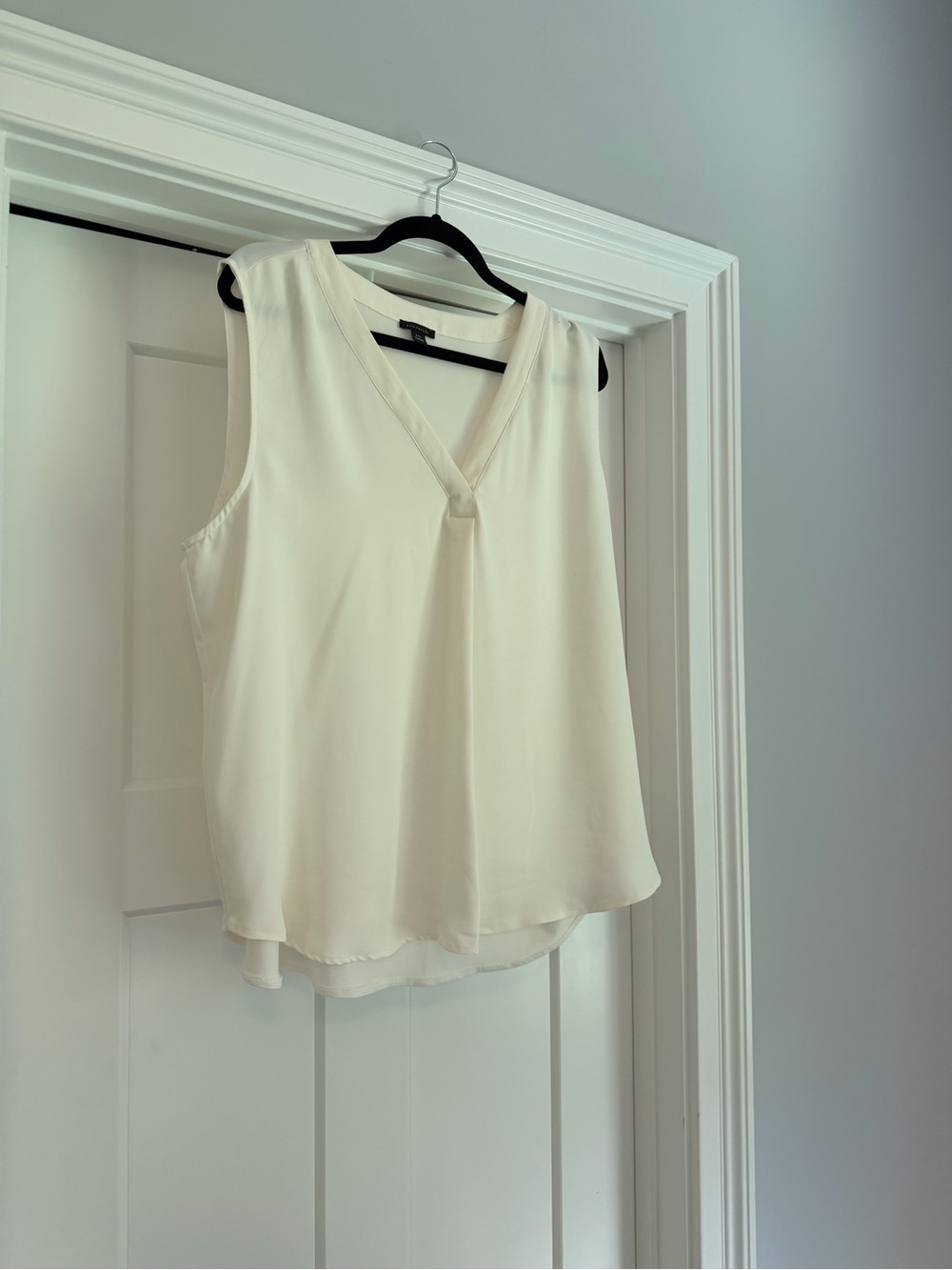 Ann Taylor Cream V-Neck Sleeveless Blouse Camisole